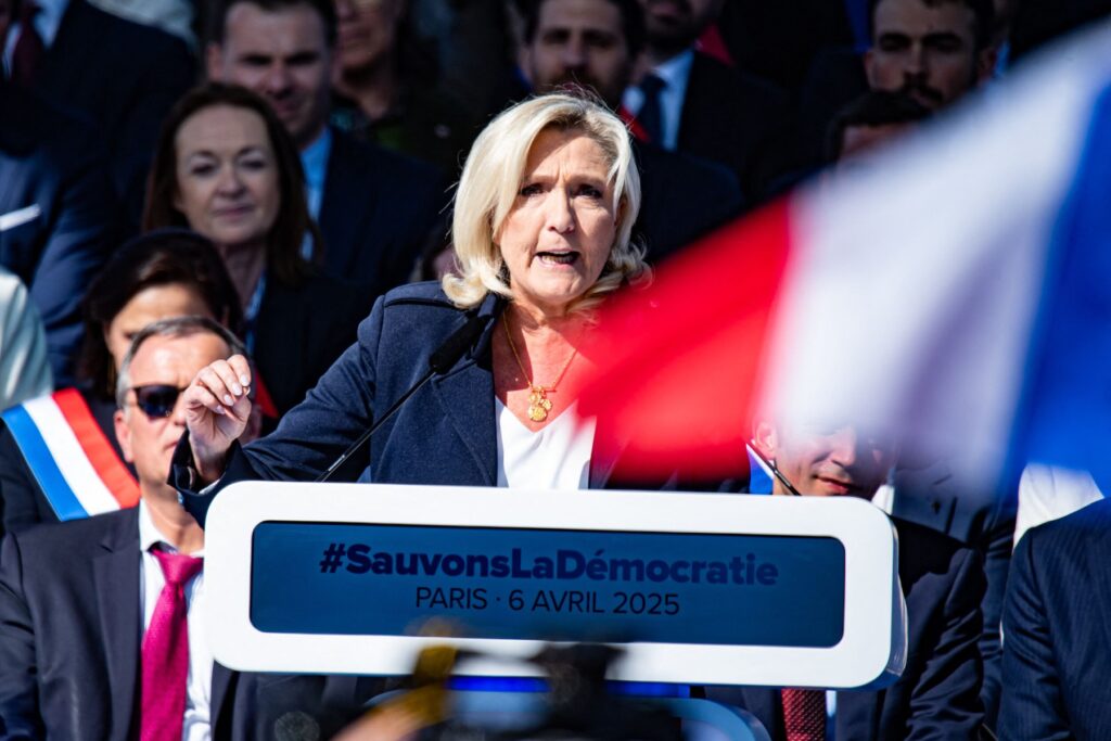 Donald Trump îl numește pe Marine Le Pen „vocea conservatoare” a Franței în contextul protestelor violente