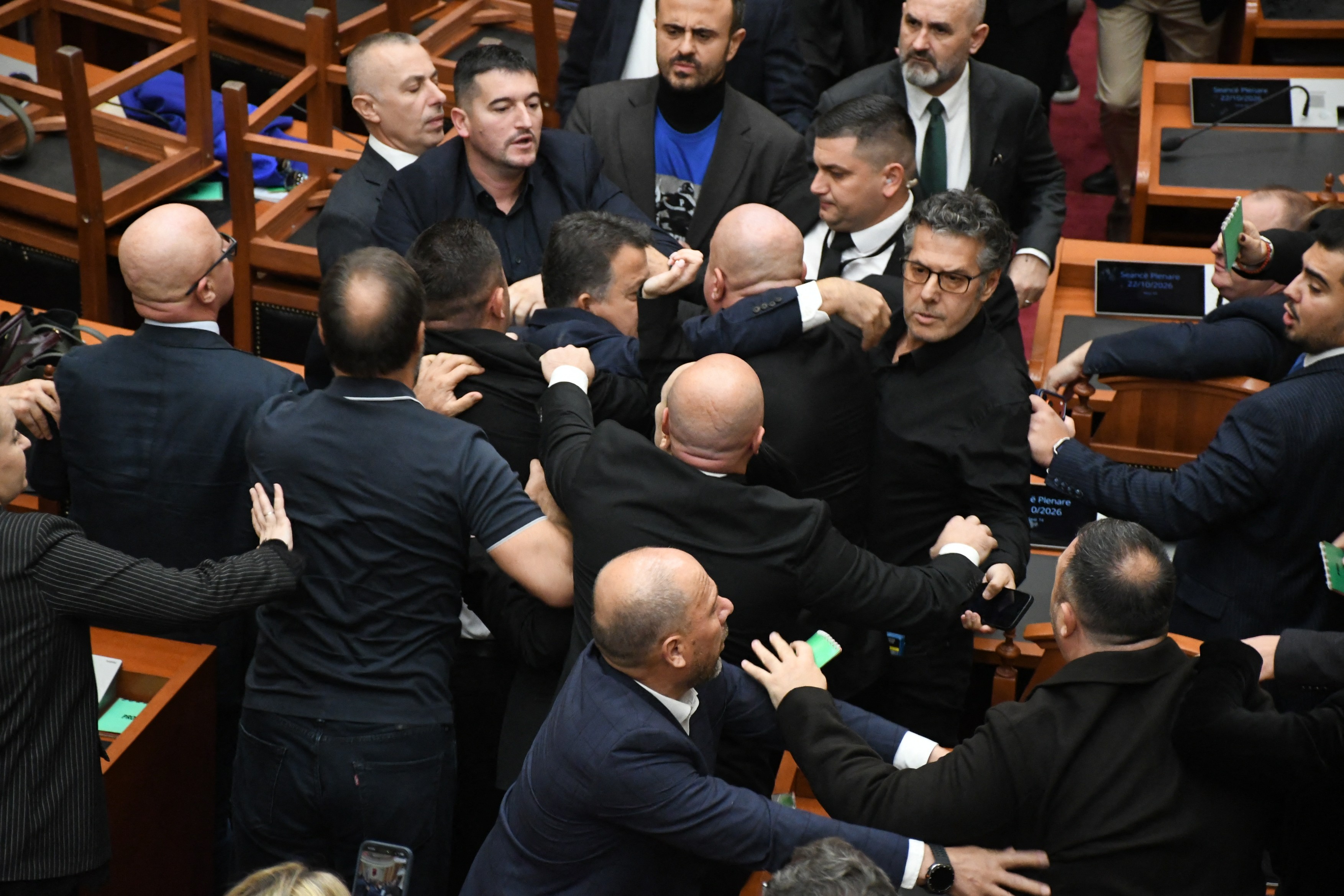 Bătaie în Parlamentul Albaniei în contextul protestelor studențești și cererii de demisie a premierului Edi Rama