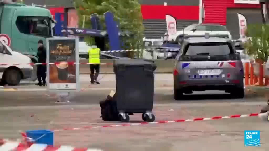 Macron condamnă atacul terorist rasist din suburbia Parisului, cu victime civile și suspect arestat