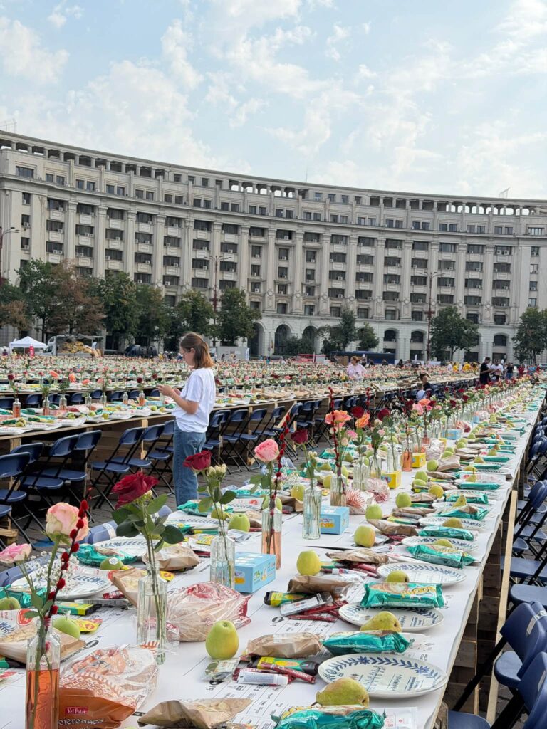 Evenimentul „Masa care unește” devine subiect de dezinformare privind o baricadă la Parlament