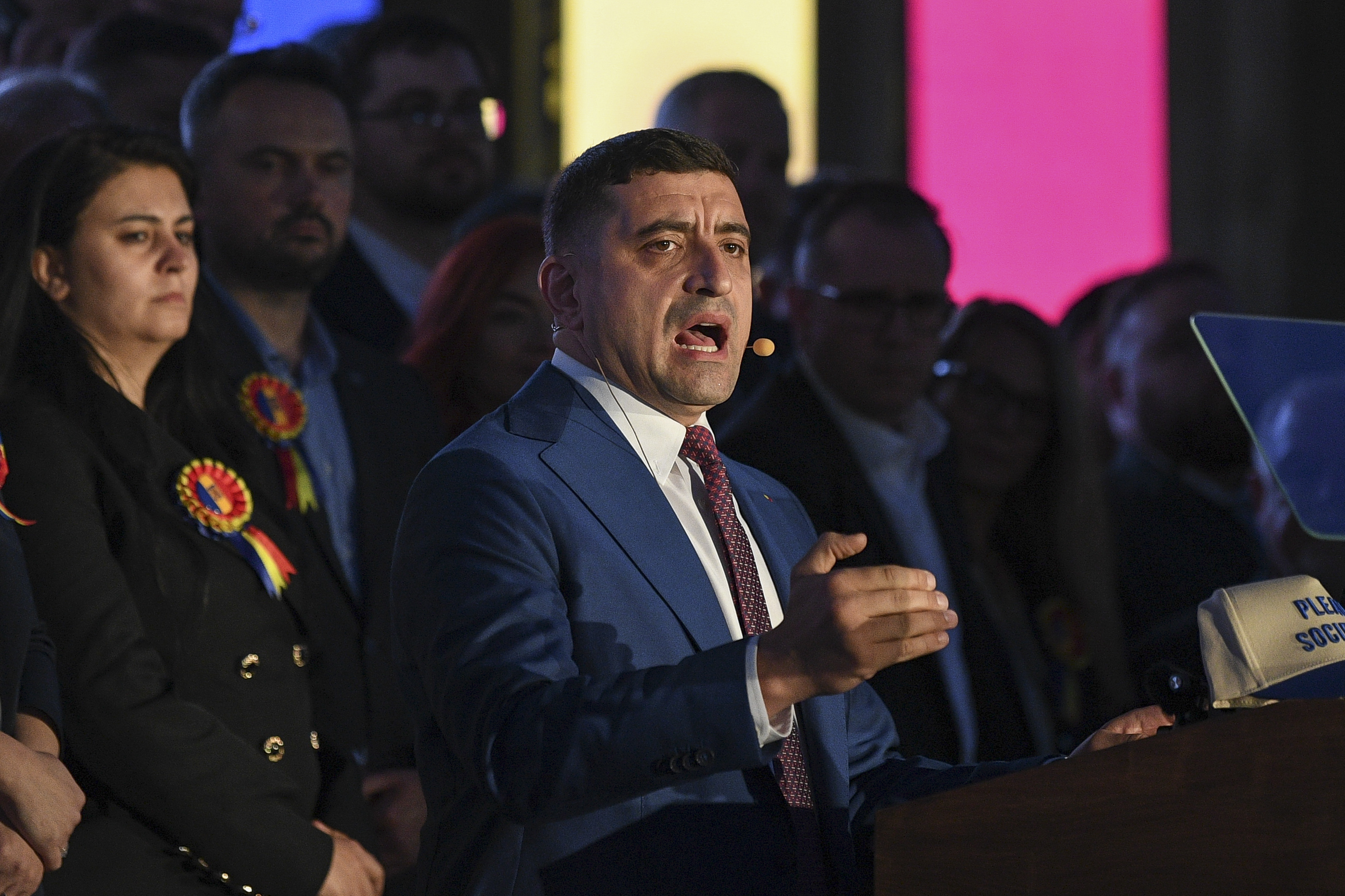 Proiectul AUR prevede amenzi pentru refuzul de a săruta drapelul și pentru lipsa emisiunii de 30 de minute