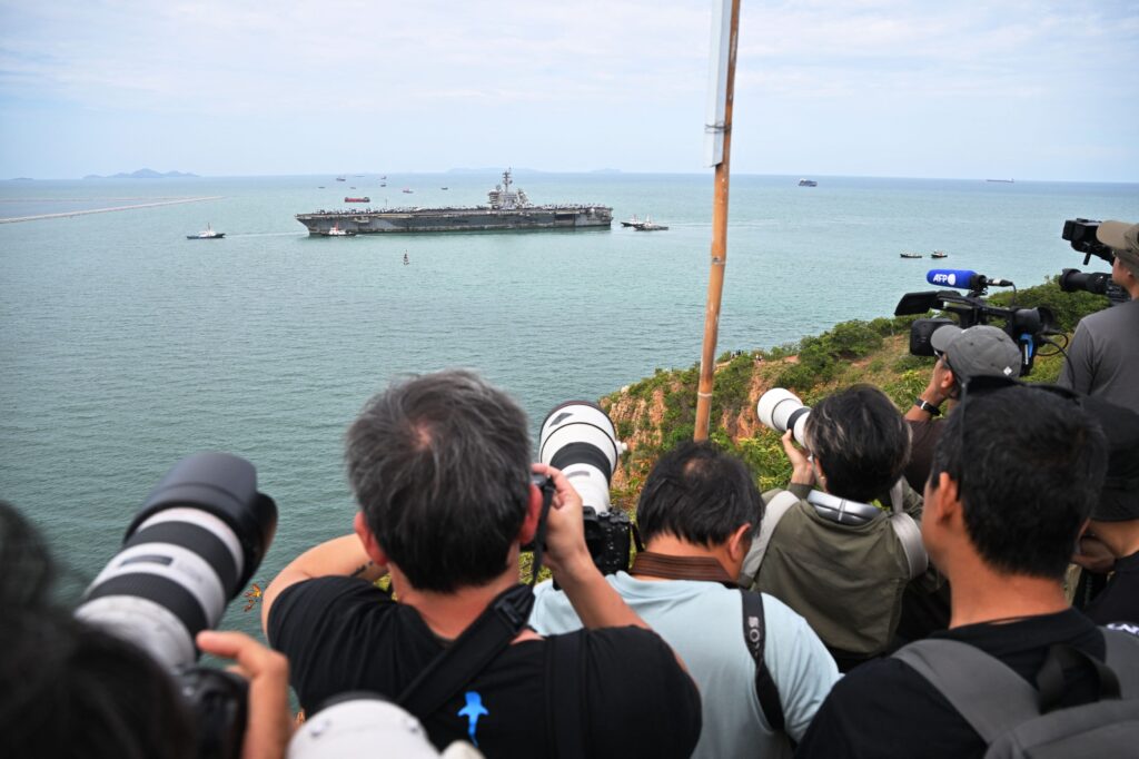 Portavionul USS Abraham Lincoln revine în San Diego după misiune prelungită în Orientul Mijlociu