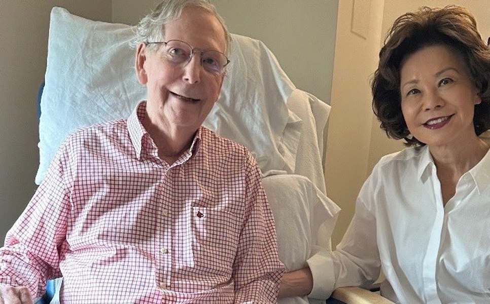 Senatorul Mitch McConnell a publicat o fotografie pe Facebook după o perioadă de tăcere