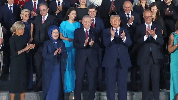Nicușor Dan și Mirabela Grădinaru la fotografia de grup a liderilor NATO de la Ankara
