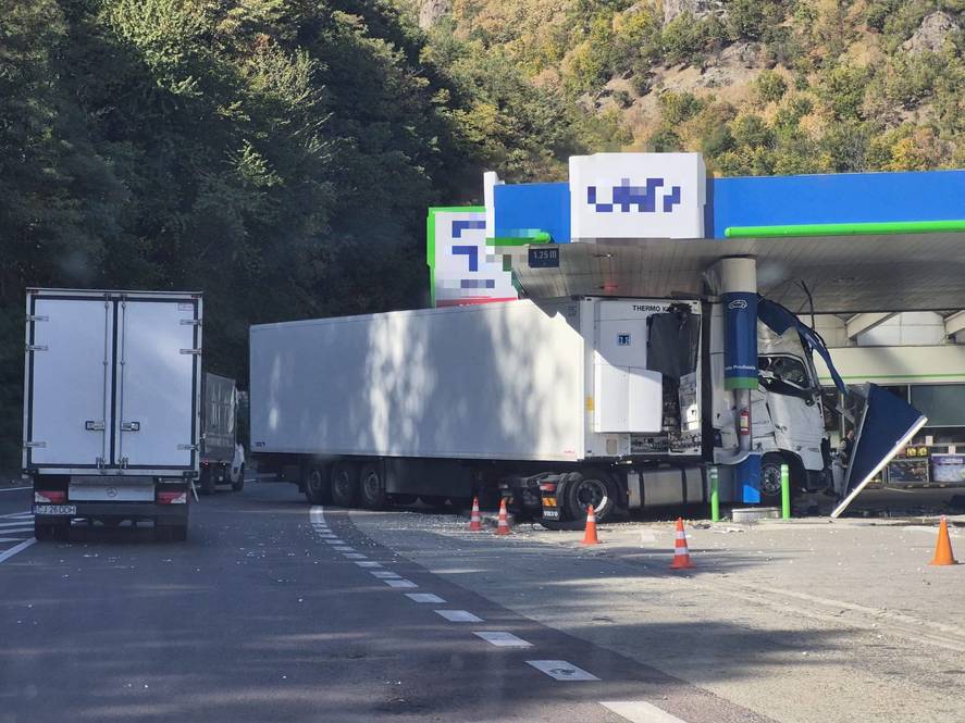 Accident grav cu un autocamion la o benzinărie de pe DN 7 în apropiere de Călimănești