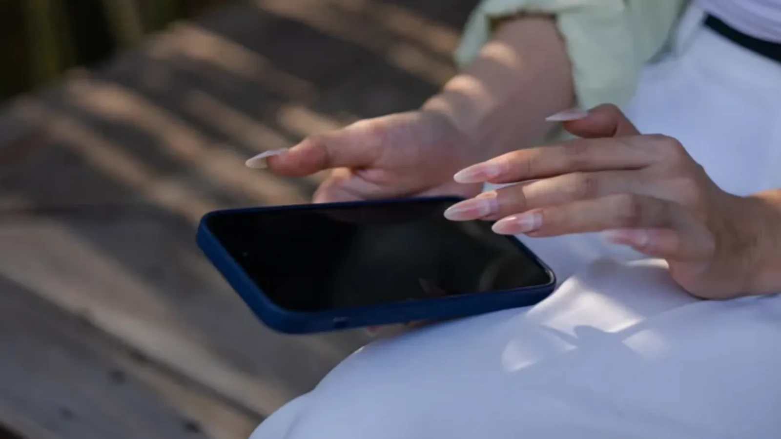 Descoperirea care face ca posesorii de unghii lungi să folosească ecranul telefonului fără probleme